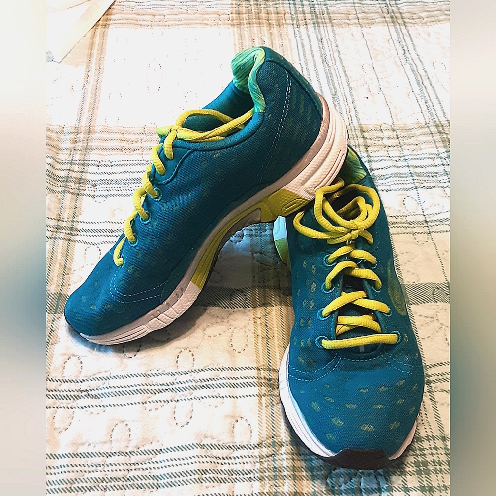 Aqua running shoes by Vibram